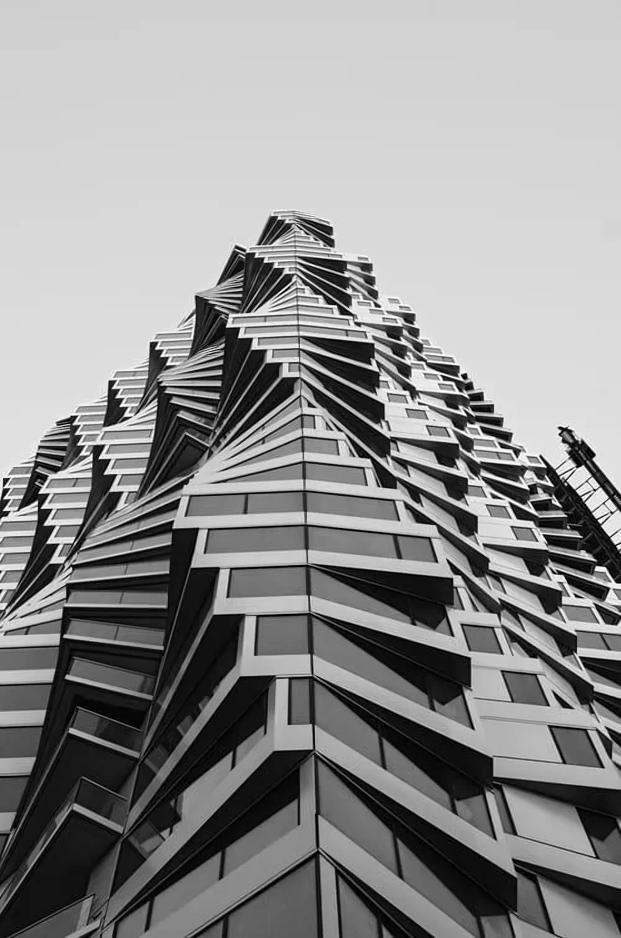 Torre de fachada escalonada vista desde abajo, en blanco y negro